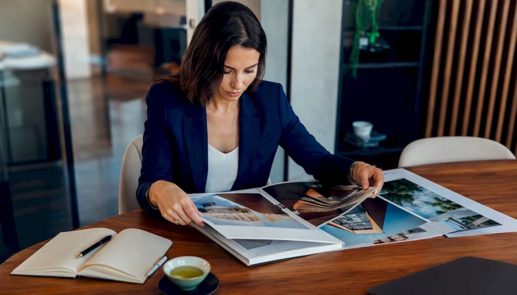 Ein Architekt begutachtet im Büro sein Portfolio mit 3D-Visualisierungen.