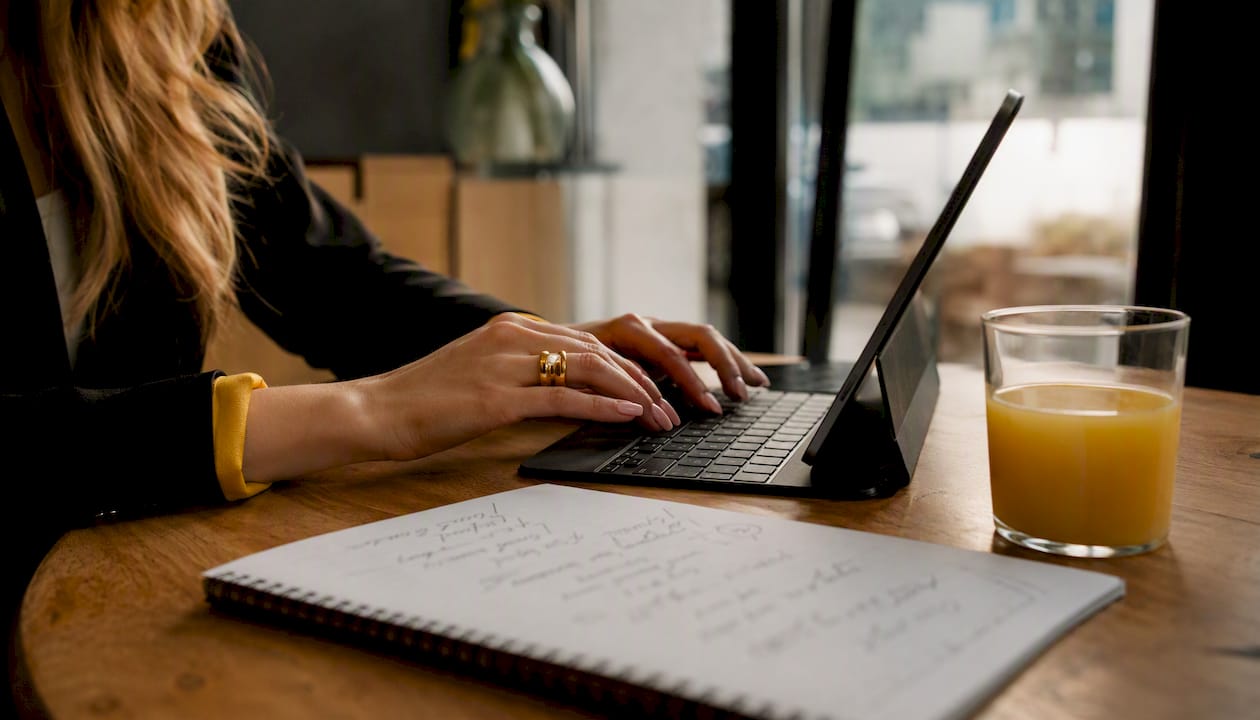 Google Ads für Immobilienmakler: Praxis-Guide 2026 3 Am Stehpult werden Keywords recherchiert – flink tippen die Hände über die Tastatur.